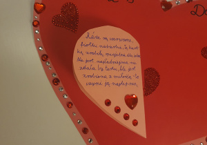 Kartka walentynkowa w kształcie serca z życzeniami w języku polskim wykonana przez uczniów klasy 5.